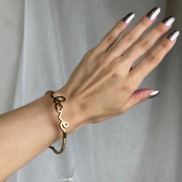 💕 NWOT Gold Tone LOVE Cursive Bangle Bracelet Size OS One Size - Picture 2 of 16